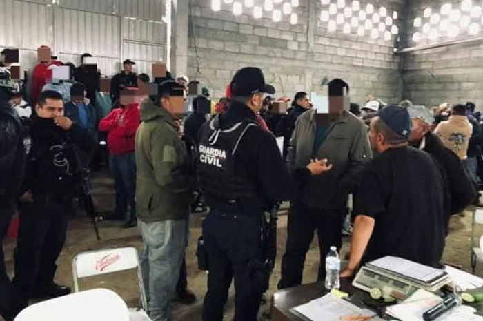 Elementos de la Guardia Civil durante la cancelación de un palenque clandestino en Lagunillas, Michoacán.