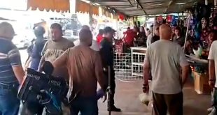 Fachada del Mercado Ignacio López Rayón, en Apatzingán, donde un joven murió tras un ataque armado en una carnicería.