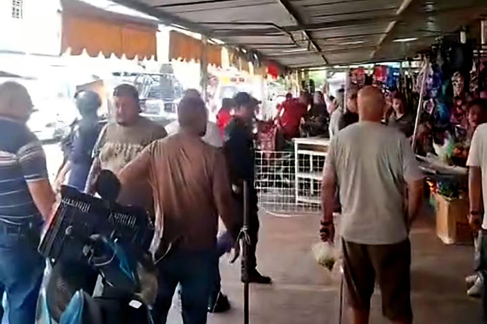 Fachada del Mercado Ignacio López Rayón, en Apatzingán, donde un joven murió tras un ataque armado en una carnicería.