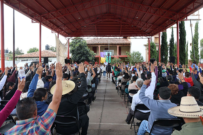 Asamblea de la comunidad purépecha de Huecorio, en Pátzcuaro, durante la consulta sobre autogobierno y presupuesto directo.