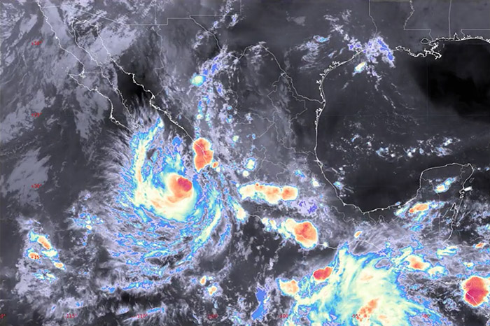 Imagen satelital del huracán Simón abarcando las costas del occidente de México.