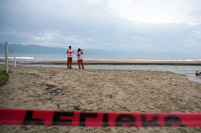 Huracán Simón se debilita a categoría 3 frente a las costas de Jalisco y mantiene alertas por lluvias y oleaje elevado.