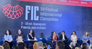 Presídium de autoridades encabezado por mujeres durante la ceremonia de inauguración del Festival Internacional Cervantino en la Alhóndiga de Granaditas.