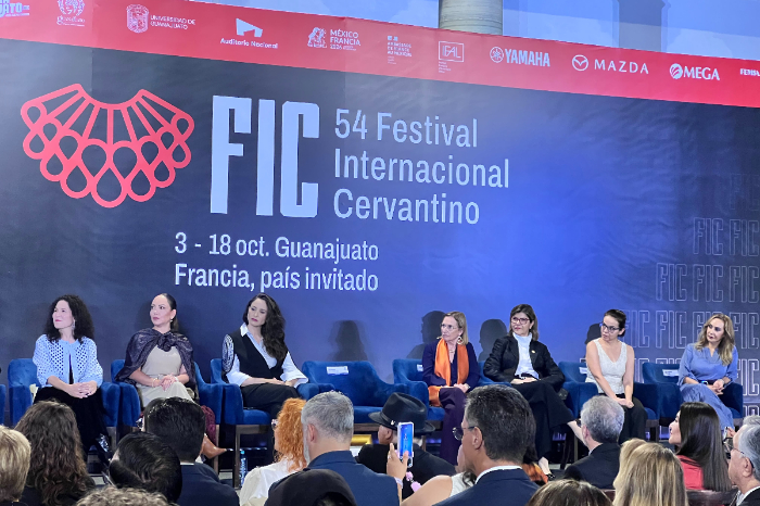 Presídium de autoridades encabezado por mujeres durante la ceremonia de inauguración del Festival Internacional Cervantino en la Alhóndiga de Granaditas.