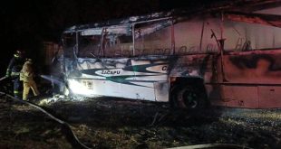 Camión del transporte público incendiado en la población de Vista Hermosa, municipio de Zacapu