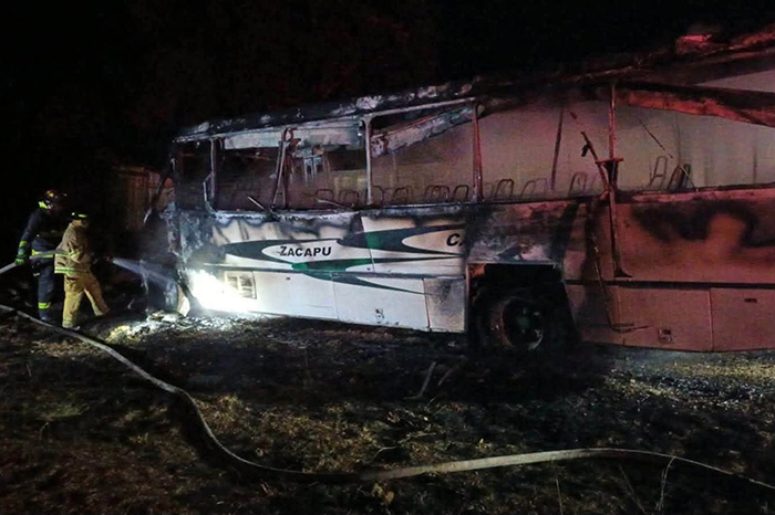 Camión del transporte público incendiado en la población de Vista Hermosa, municipio de Zacapu