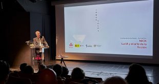 Escritor mexicano Jorge Volpi durante su reflexión sobre la inteligencia artificial y la creación literaria en París.