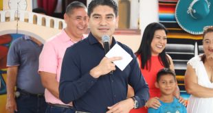 Alumnos y docentes del jardín de niños Federico Froebel inaugurando el nuevo techo escolar en Huetamo.