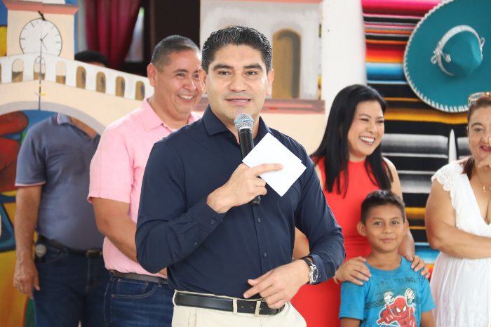 Alumnos y docentes del jardín de niños Federico Froebel inaugurando el nuevo techo escolar en Huetamo.