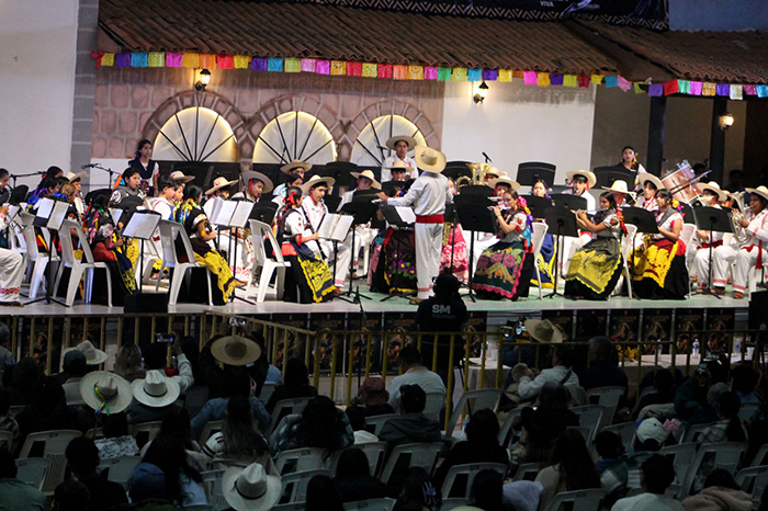 Artistas purépechas participan en la K’uínchekua K’eri 2026 en Zacán, Michoacán.