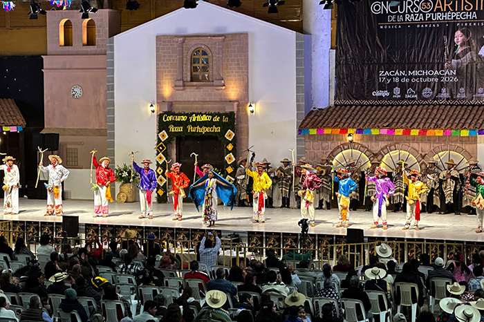 Artistas purépechas participan en la K’uínchekua K’eri 2026 en Zacán, Michoacán.