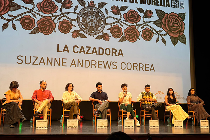 La directora Susan Andrews junto al elenco de la película La Cazadora en el Festival de Cine de Morelia.