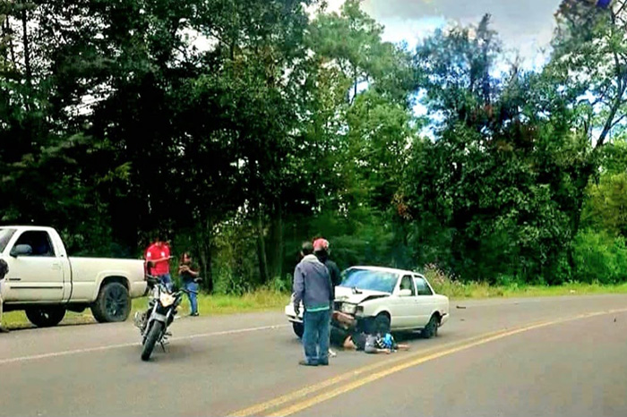 Accidente de motocicleta en la carretera Uruapan-Los Reyes, donde murió un maestro.