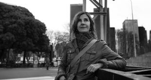 María Negroni habla sobre la poesía durante un encuentro cultural en Pamplona