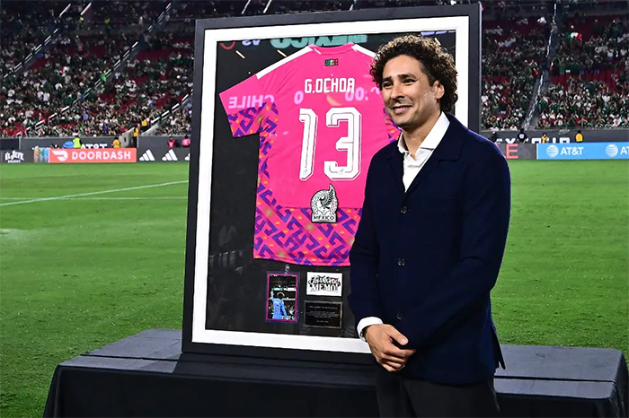 Memo Ochoa recibe homenaje a su carrera previo al México-Chile