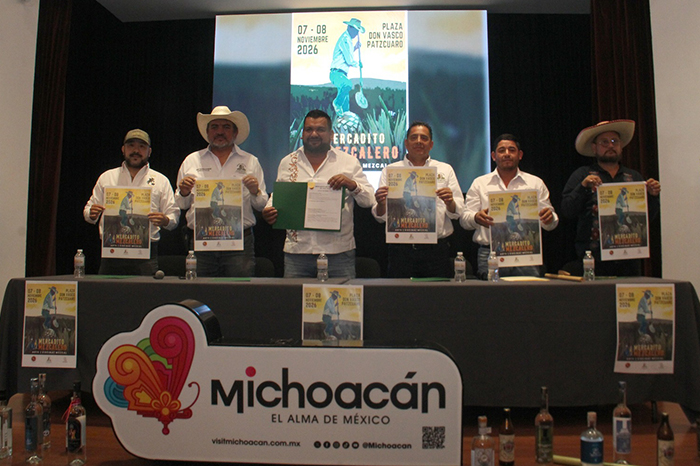Mercadito Mezcalero en Pátzcuaro, encuentro que reúne marcas de mezcal, gastronomía tradicional y artesanías.