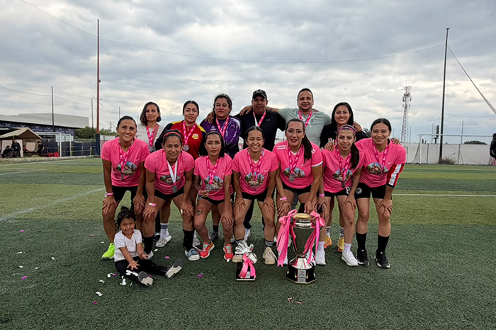 Equipo MOM Michoacán de mamás futbolistas que obtuvo el tercer lugar en el Torneo Nacional Mamáfut 2026, en Jalisco.