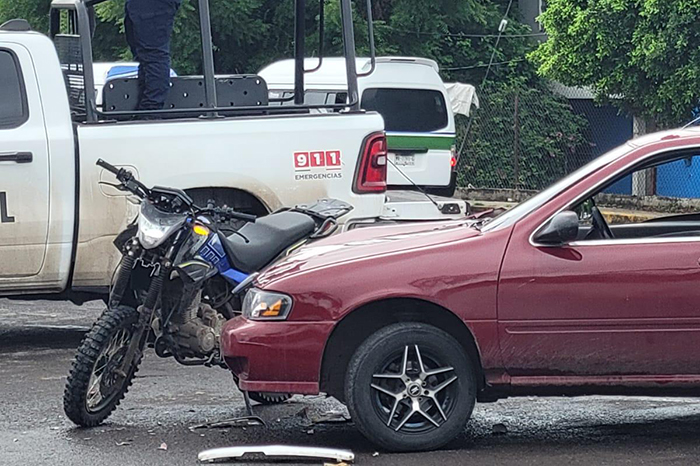Motociclista herido tras chocar contra vehículo en Apatzingán
