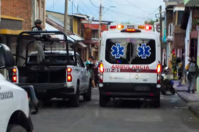 Movilización policial tras el ataque a balazos contra una joven mujer en el barrio San Juan Quemado, en Uruapan, Michoacán.