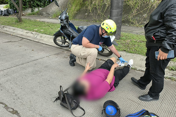 Mujer lesionada tras choque de motocicleta y camioneta en Zamora