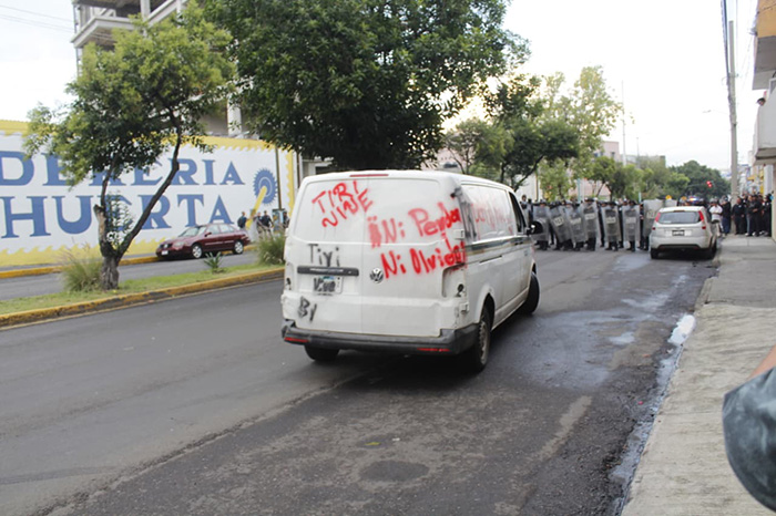 Marcha de normalistas en Morelia durante el aniversario del operativo policial de 2012
