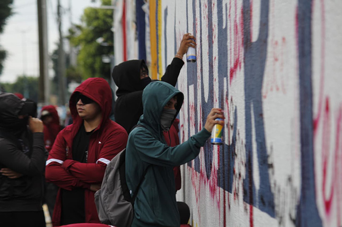 Marcha de normalistas en Morelia durante el aniversario del operativo policial de 2012