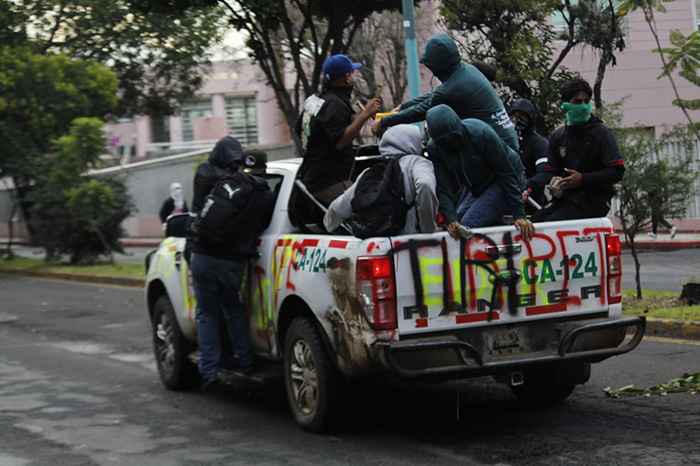 Marcha de normalistas en Morelia durante el aniversario del operativo policial de 2012