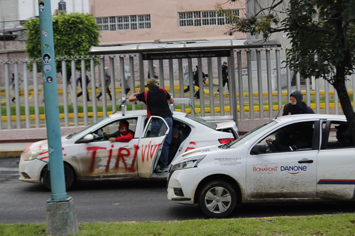 Marcha de normalistas en Morelia durante el aniversario del operativo policial de 2012