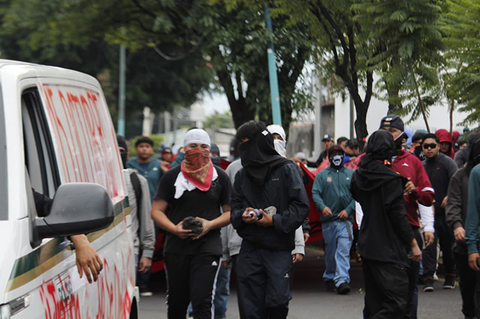 Marcha de normalistas en Morelia durante el aniversario del operativo policial de 2012