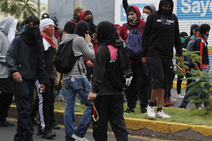 Marcha de normalistas en Morelia durante el aniversario del operativo policial de 2012