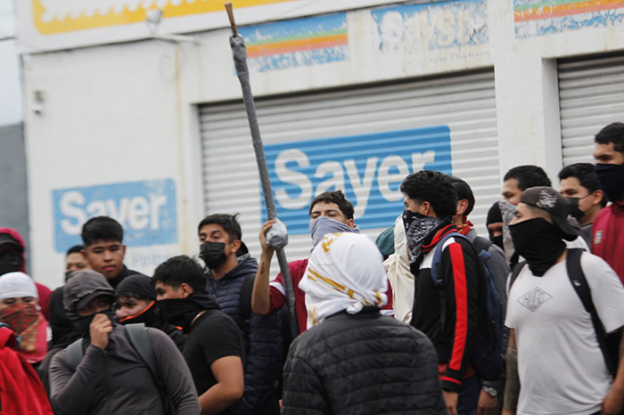 Marcha de normalistas en Morelia durante el aniversario del operativo policial de 2012