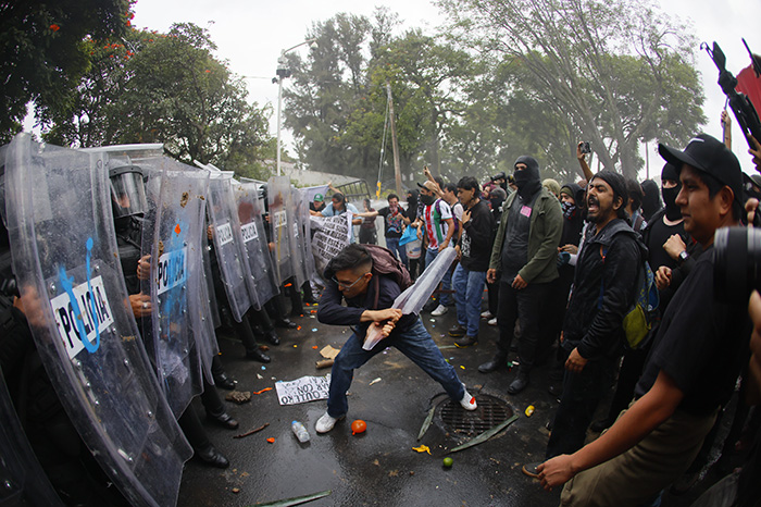 Protesta en Guadalajara por agua contaminada y denuncias de represión policial.
