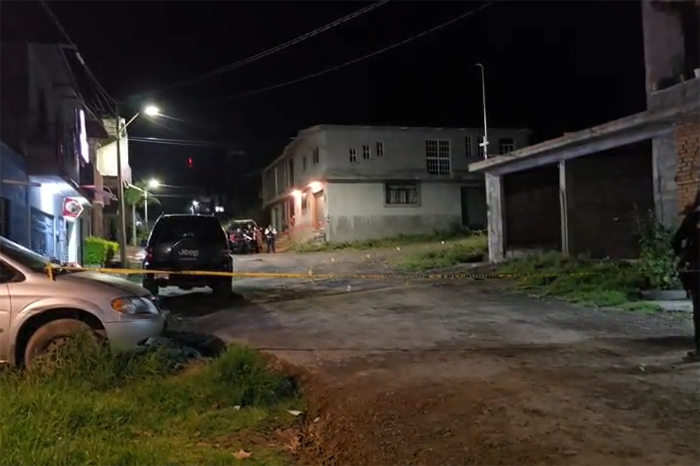 Patrullas y personal de emergencia en la colonia Las Palmas, en Morelia, tras el ataque armado contra dos jóvenes.