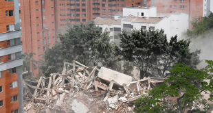 Demolición de una casa vinculada al narcotraficante Pablo Escobar en Medellín, Colombia.