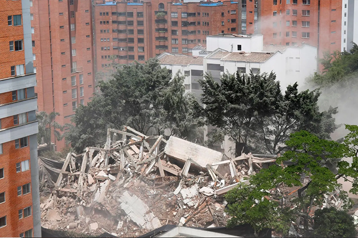 Demolición de una casa vinculada al narcotraficante Pablo Escobar en Medellín, Colombia.