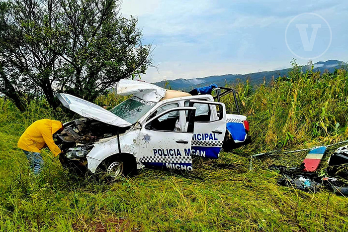 Patrulla siniestrada y unidades de emergencia resguardando la carretera Jacona-Los Reyes en Tocumbo.