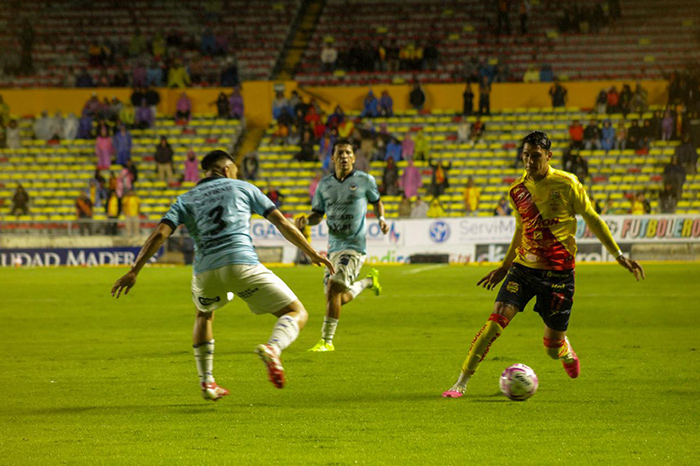 Jugadores del Atlético Morelia y Tampico Madero disputando el balón sobre la cancha del Estadio Morelos.