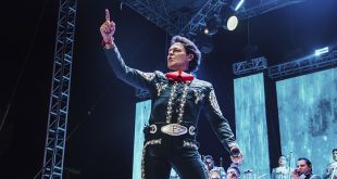 Pedro Fernández portando un traje de charro durante su concierto en Estados Unidos.