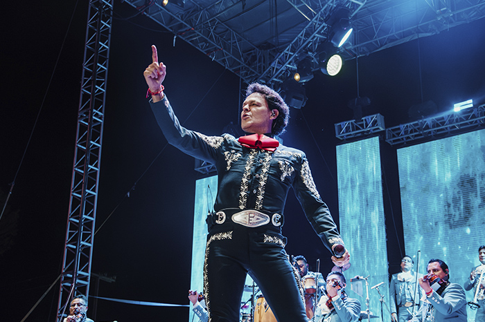 Pedro Fernández portando un traje de charro durante su concierto en Estados Unidos.
