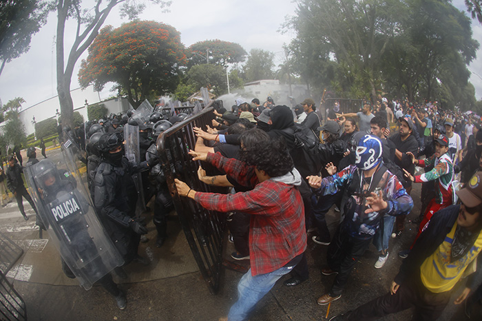 Manifestantes protestan en Guadalajara por el agua contaminada; la movilización deja detenidos y personas heridas.