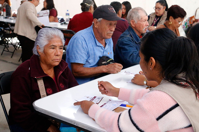 Entrega de tarjetas del Bienestar a adultos mayores en Michoacán.