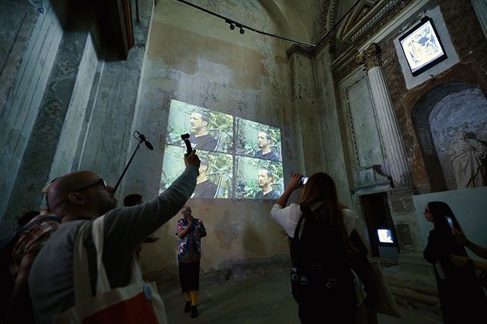 Exposición de Richard Moszka en el antiguo convento sede de Ex Teresa Arte Actual en Ciudad de México