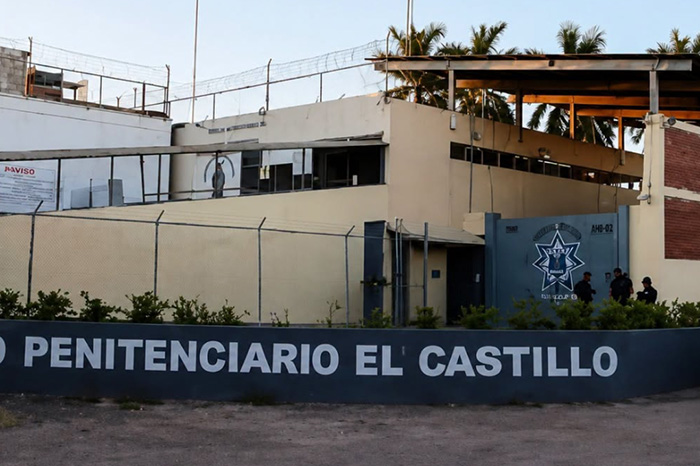 Fuerzas de seguridad resguardan el penal de El Castillo en Mazatlán, Sinaloa, tras una riña que dejó diez muertos y 16 heridos.