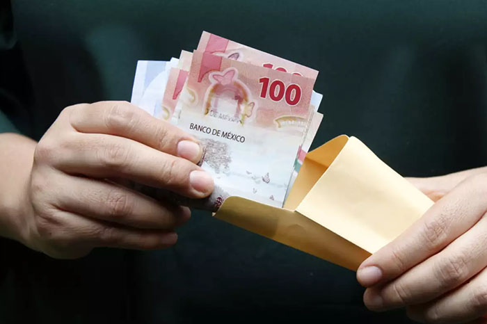 Persona contando dinero en efectivo.
