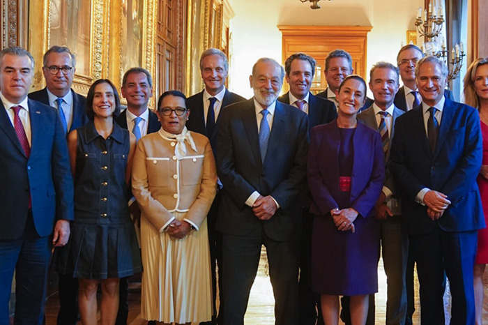 Claudia Sheinbaum y representantes empresariales durante un encuentro sobre inversión y economía en México.