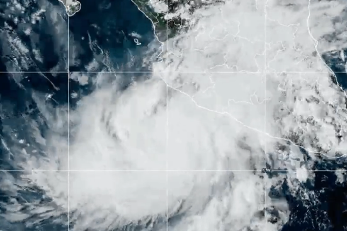 Huracán Simón alcanza categoría 3 mientras avanza hacia las costas del Pacífico mexicano.