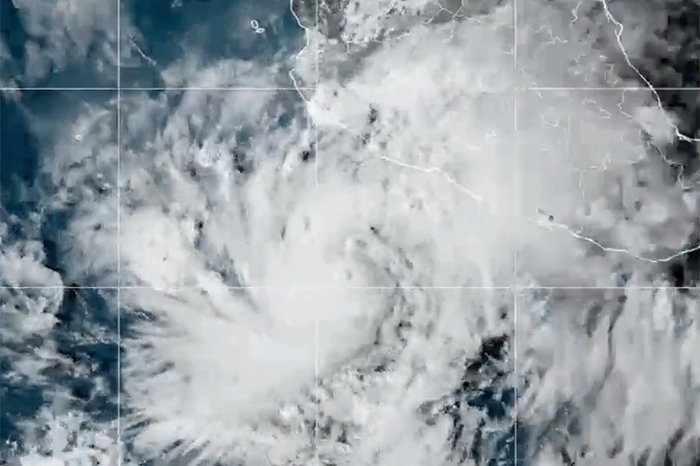 Huracán Simón categoría 1 frente a las costas de Colima y Jalisco.