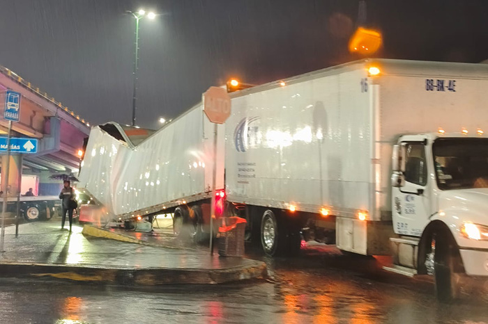 Tráiler con contenedor quebrado en la zona del Distribuidor Vial de Salida a Charo, en Morelia.