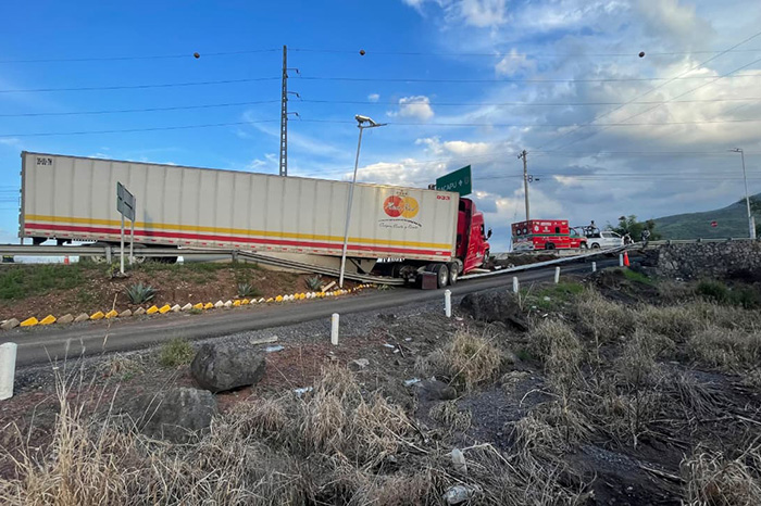 Tráiler que chocó contra una barrera metálica tras quedarse sin frenos cerca de la caseta de Panindícuaro.