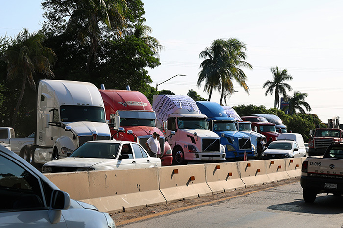 Unidades de transporte de carga durante las movilizaciones de transportistas en carreteras de México.